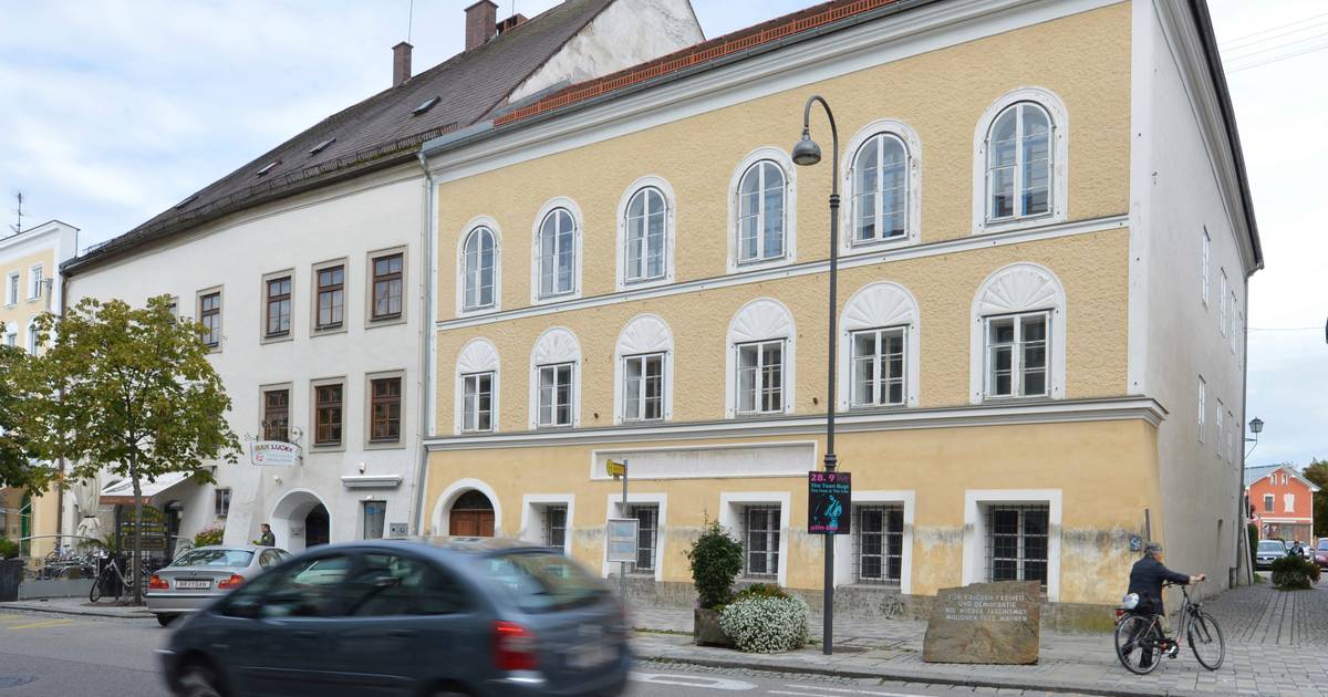 Hitler’s birthplace has begun to be renovated, and the building should become a place where police officers receive human rights training |  outside