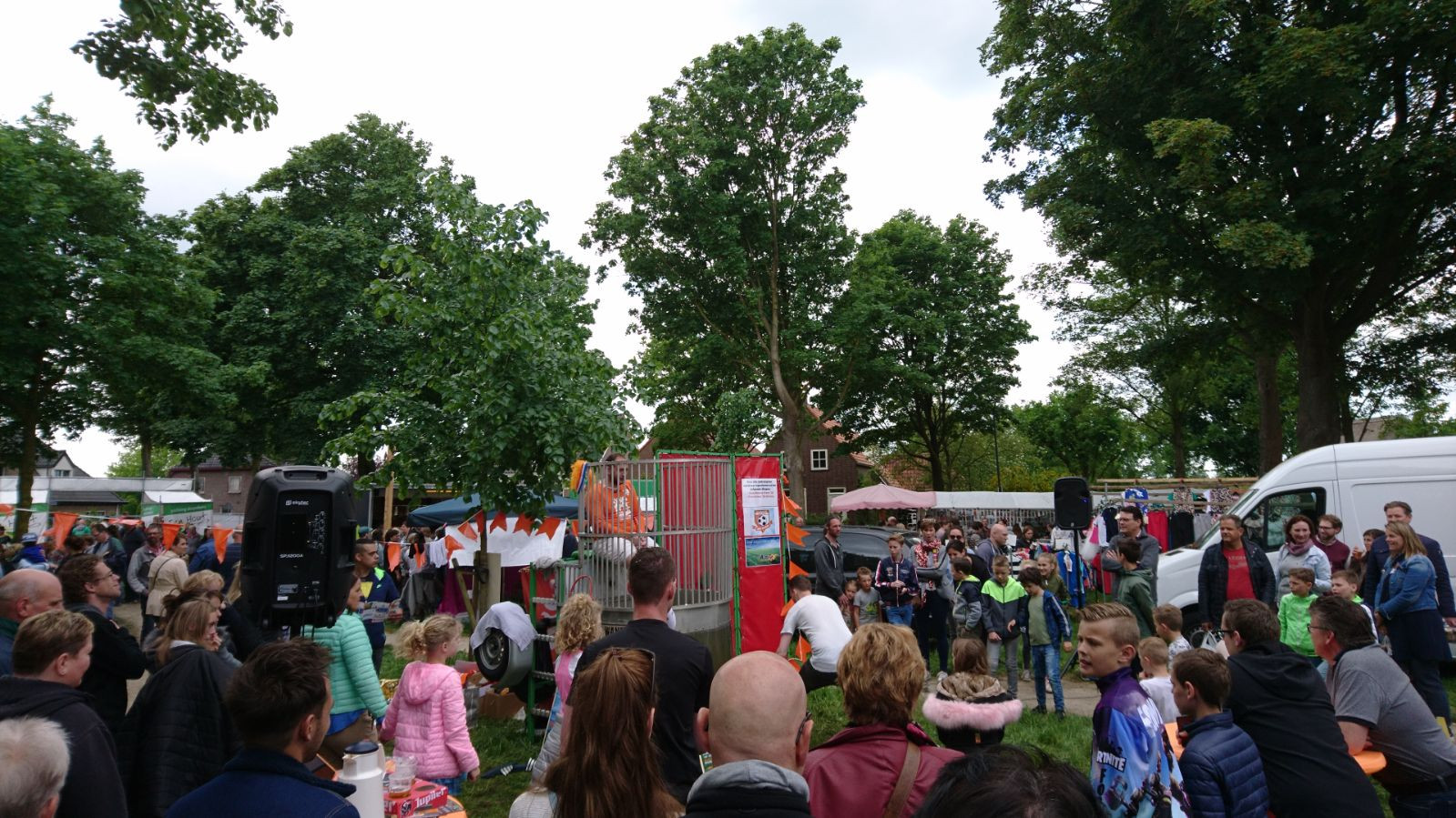 Jaarmarkt Den Hout in volle gang Foto bndestem.nl