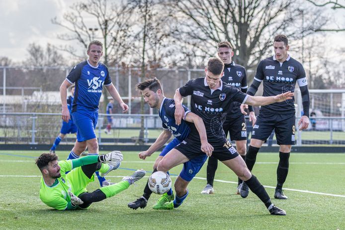 SSV'65 (blauw) nam de laatste plaats over van FC Axel.