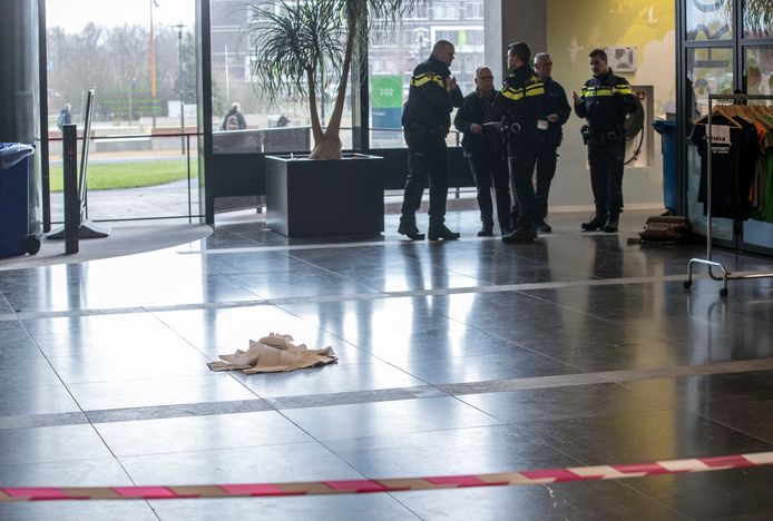 Een stapel papieren handdoeken is op een bloedvlek gelegd in het Forumgebouw van de Wageningen Universiteit.