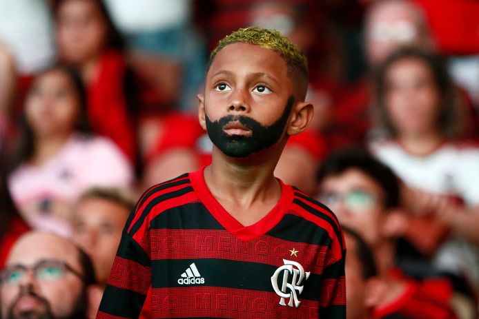 Een jonge fan van Flamengo heeft zich het kapsel en baardje van zijn idool Gabigol laten aanmeten.