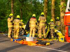 Auto raakt van de weg bij Putten en knalt tegen boom, bestuurder uit wrak gehaald