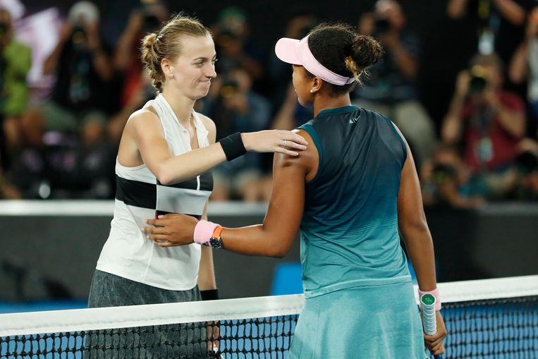 Petra Kvitova (l) feliciteert winnares Naomi Osaka na een spannende finale. Beeld EPA