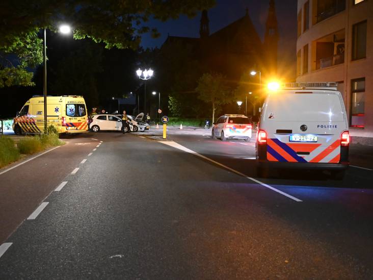Twee auto's botsen op kruising in Breda, één gewonde naar ziekenhuis