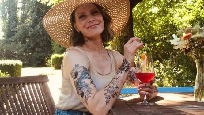 Dina Tersago liet mooi eerbetoon tatoeëren: “Drie bloemetjes voor mijn 2 zonen en het kindje dat ik verloor”