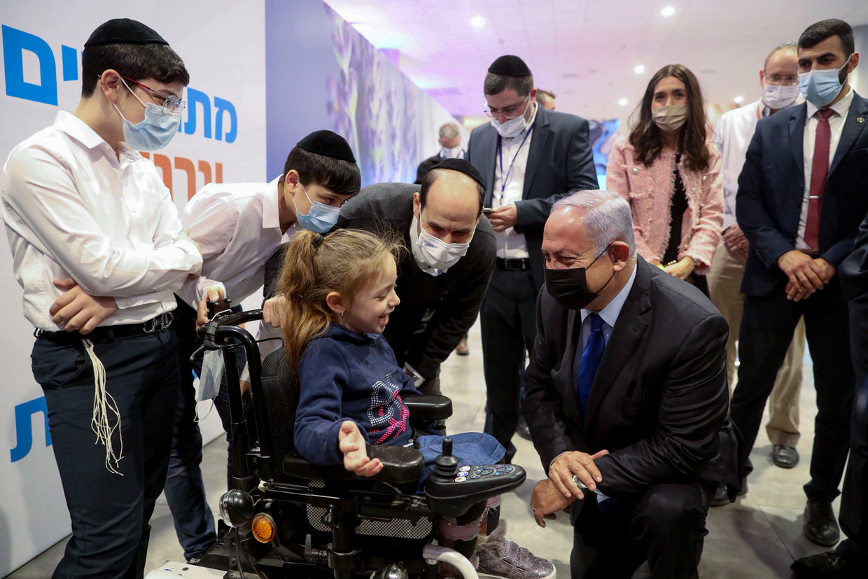 Hoogbezoek bij het vaccinatiecentrum in Jeruzalem. Beeld AFP