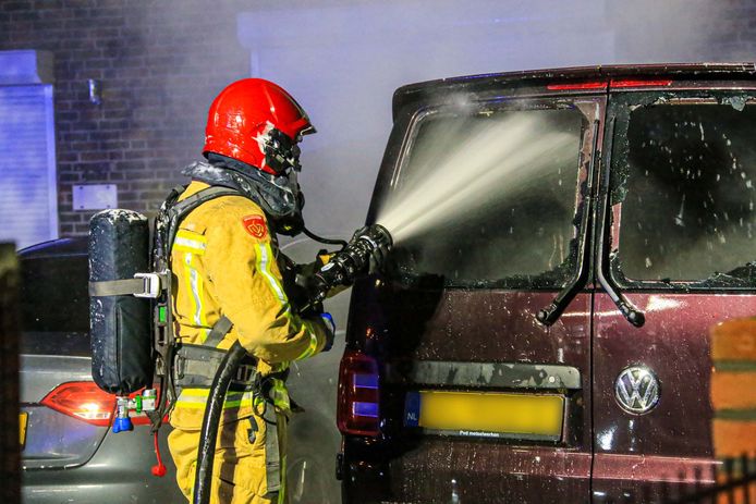 Bij een brand aan de Sint Jozefstraat in Deurne raakten drie voertuigen en een woning beschadigd.