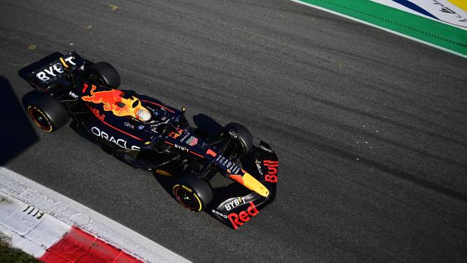 Max Verstappen in tweede training tussen de Ferrari's, Carlos Sainz het snelst