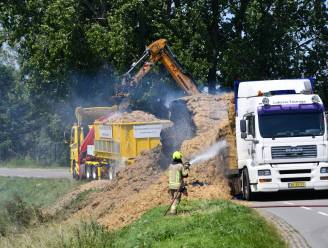 Vrachtwagen met stro in brand bij Waterlandkerkje, blussen duurde uren