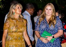 Máxima en Amalia dragen allebei een bekende jurk naar het huwelijksdiner
