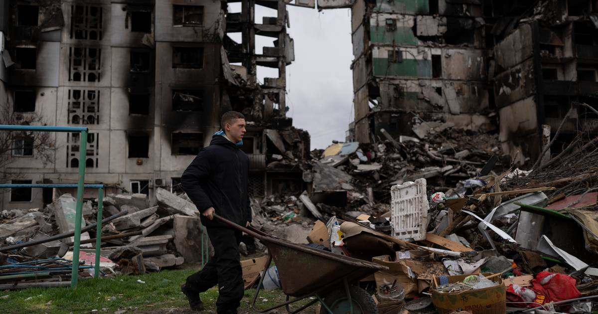 живая украинская война  Десятки тел нашли вдоль дороги Бузовой – Всемирный банк: «Украинская экономика может сократиться почти вдвое» |  Украина и Россия война