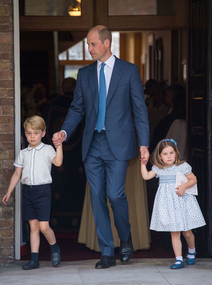 Prins William hand in hand met George en Charlotte.