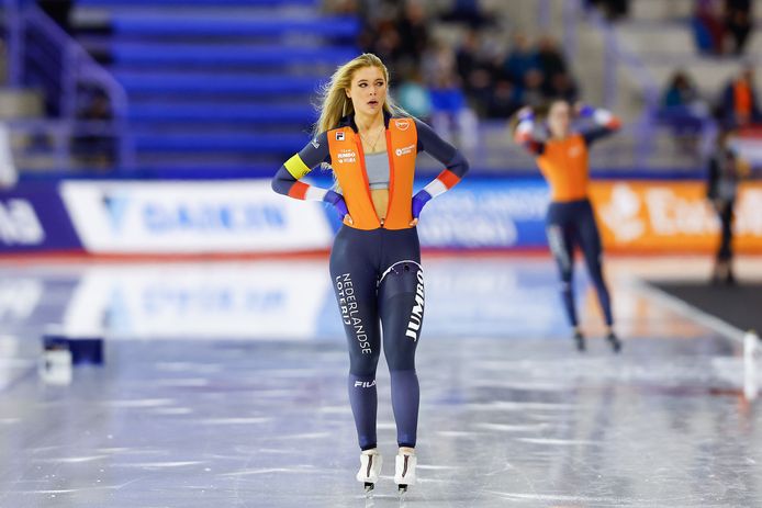 Jutta Leerdam na afloop van de wereldbekerwedstrijd op de 1000 meter in Calgary, Canada.