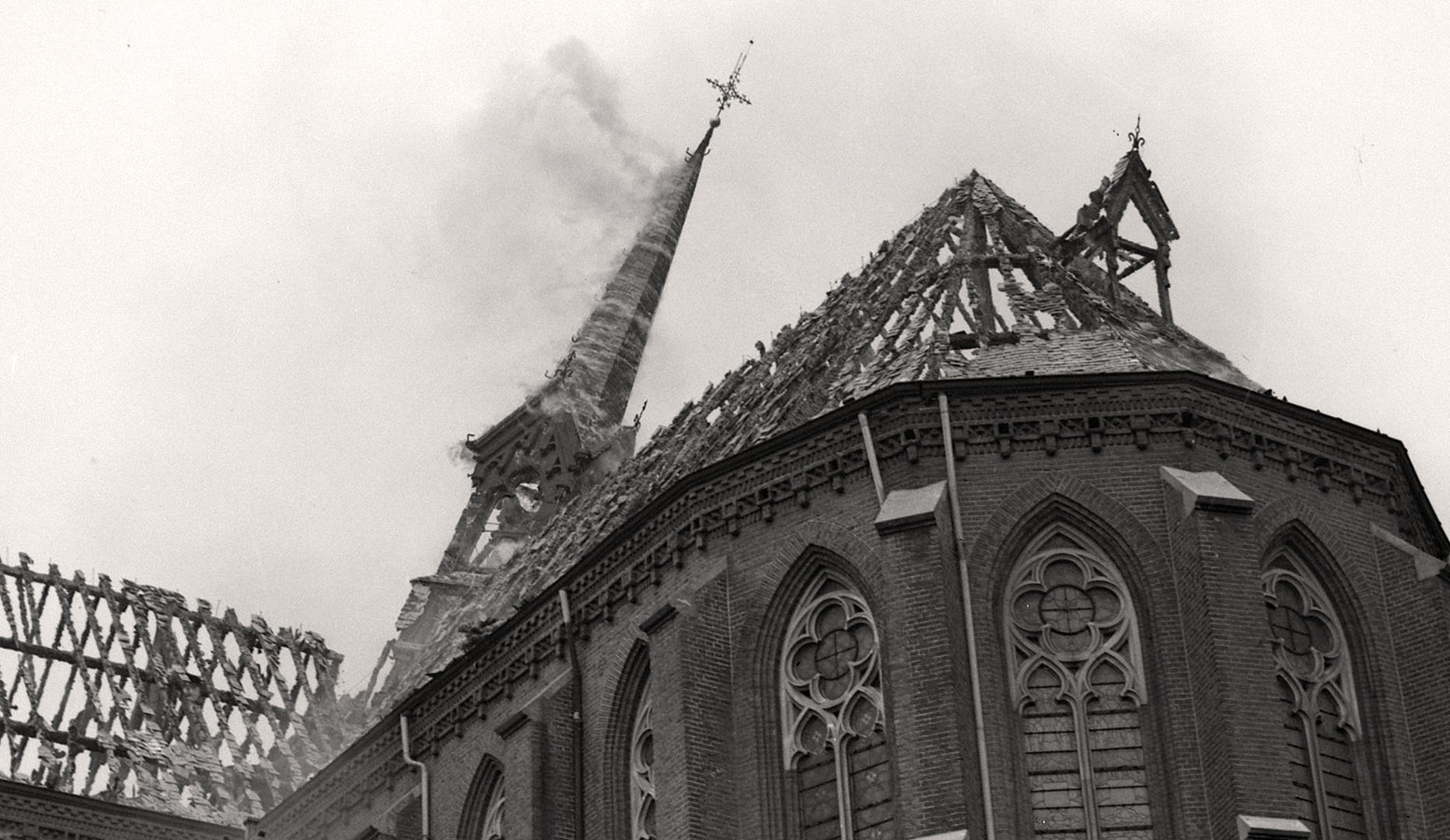 De schade aan de Sint-Trudokerk in Strijp, Eindhoven, door de brand die waarschijnlijk werd aangestoken, is groot in 1936.