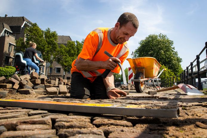 Het werk van een stratenmaker is fysiek zwaar.