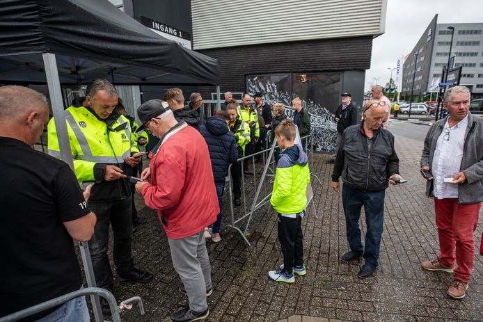 Een oefenwedstrijd van Heracles bezoeken? Een seizoenkaart of ticket volstaat niet. Test- of vaccinatiebewijzen en een ID-kaart bij de hand.