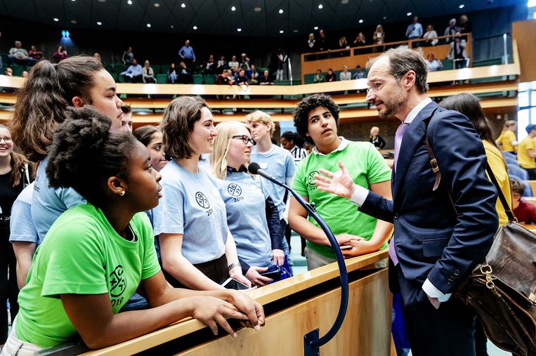 Jongeren met minister Wiebes in de Tweede Kamer tijdens het Nationaal Jeugddebat in april. Beeld ANP