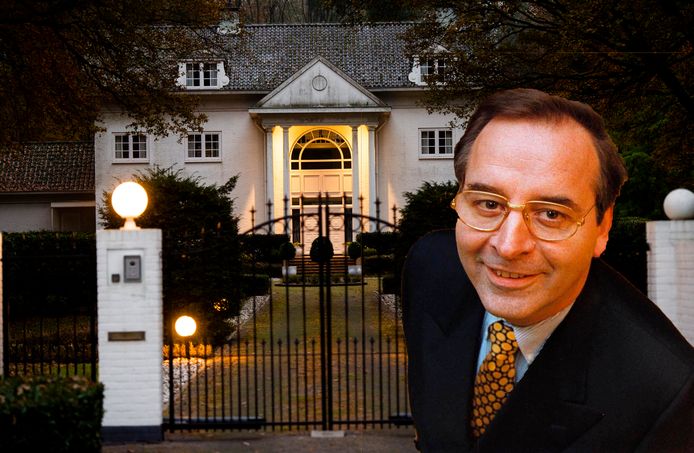 Voormalig Vitesse-voorzitter Karel Aalbers mag alsnog in zijn Eerbeekse villa blijven, hoewel die in een executieveiling voor 1,8 miljoen euro werd afgehamerd.