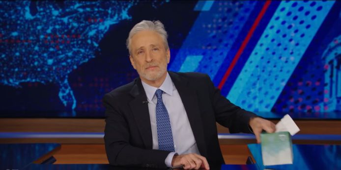 Jon Stewart barst in tranen uit na overlijden van zijn hondje.