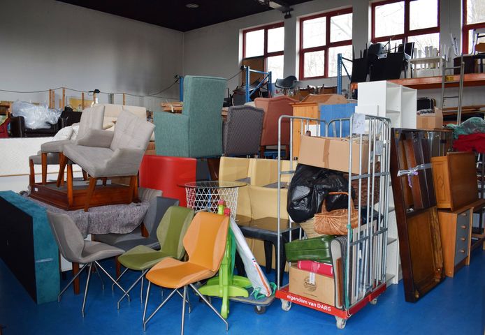 Het magazijn vol meubels. | Foto: indebuurt Dordrecht