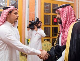 Zijn vader zou in stukken gesneden zijn in opdracht van regime, maar zoon Khashoggi wordt gedwongen om hand van Saudische kroonprins te schudden