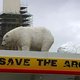 'IJsbeer' op dak belet tanken in Londens Shellstation