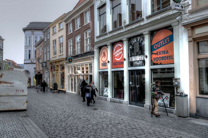 Het voormalige pand van Koster in de Fortuinstraat is de plek waar de nieuwe fietsenstalling in Bergen op Zoom moet komen.