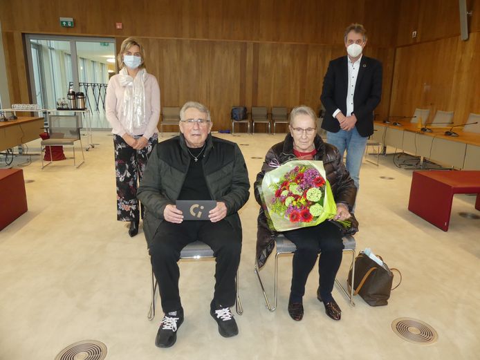 Leon Telier en zijn vrouw Nicole werden door schepen van Sport Sofie D'hondt en burgemeester Jan Vermeulen vorig jaar in de bloemetjes gezet.