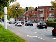 Twee flitspalen houden het gedrag van automobilisten in de gaten.