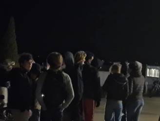 “Ze hebben niks anders te doen, alles is gesloten”: strand van Knokke overspoeld door feestende jongeren, politie schrijft meer dan 100 pv’s uit