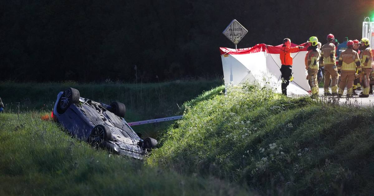 Auto met vader en drie dochters belandt op zijn kop in sloot in Hank