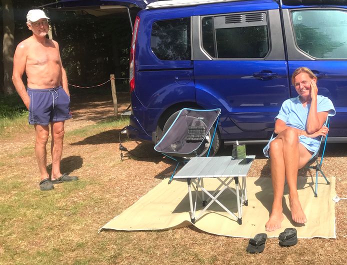 Rob van Moorsel en Annet Haenen met hun minicamper op camping Warnsborn in Arnhem