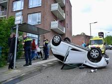 Auto slaat over de kop bij aanrijding in Arnhem