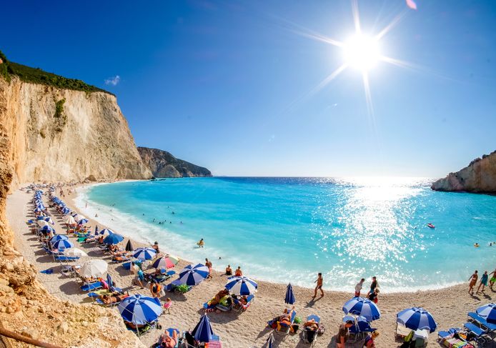 Wie deze zomer zon, zee en strand opzoekt, heeft daar meer centen voor over dan vóór corona en blijft liefst ook minstens tien dagen chillen onder z'n parasol.