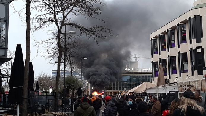 De brandende auto gezien vanaf het Stationsplein.