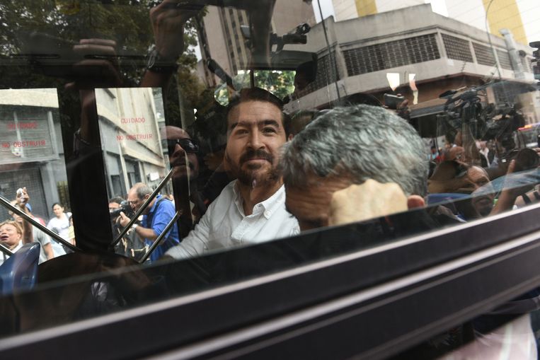 Oud-burgemeester Daniel Ceballos van San Cristobal in Venezuela wordt na een hoorzitting weggevoerd, kort voor zijn vrijlating vannacht. Beeld AFP