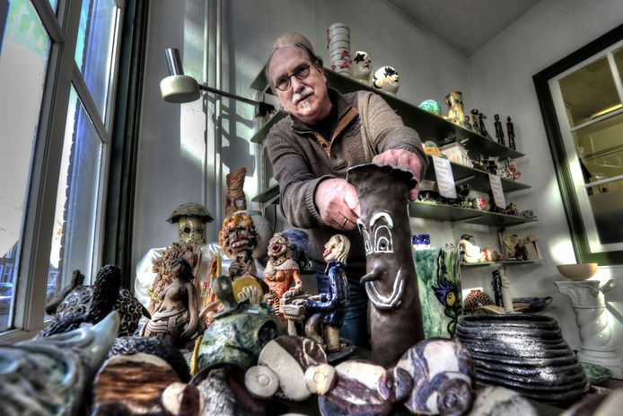Klantenbegeleider Wim Hogewoning in het winkeltje dat gaat verdwijnen. De komende weken houdt Den Aarden Kruik uitverkoop.