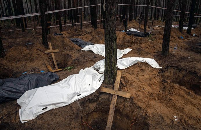 Ongeveer 450 graven werden in de rand van Izjoem ontdekt, een stad in het oosten van Oekraïne die vorige week op de Russen werd heroverd.