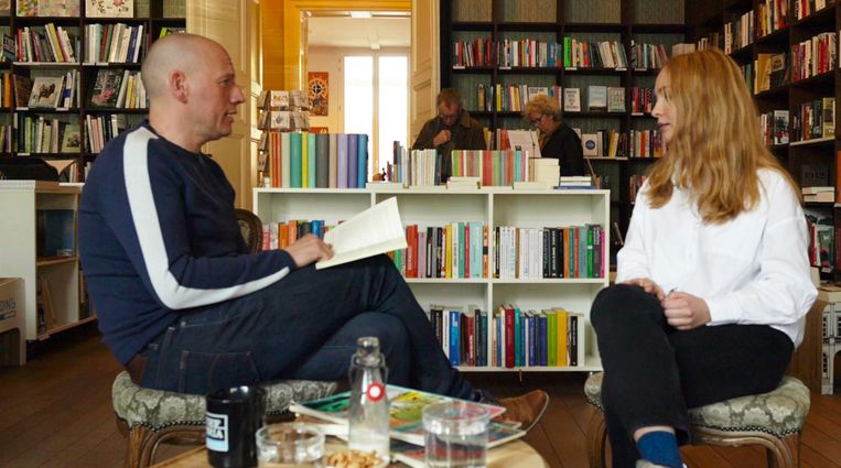 Sven Speybrouck interviewt Charlotte Monbailleu in ‘Achterflap’. Beeld RV (c) VRT