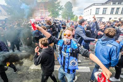 BEKIJK. Alle coronaregels overboord bij kampioenenviering Club Brugge, burgemeester De fauw: “Dit is eerder spontaan gegroeid”