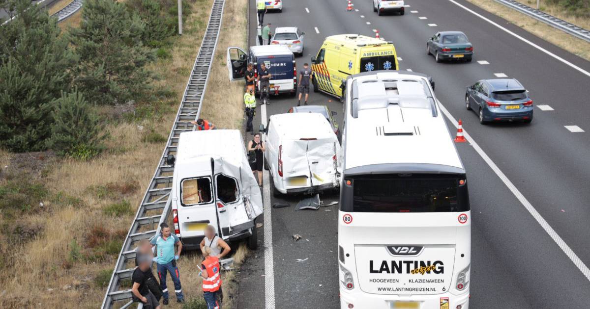 Groot ongeluk met touringcar, drie bedrijfsbusjes en een personenauto op A50.