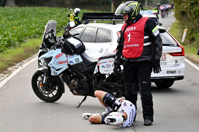 Na de botsing bleef Eddy Lissens wachten bij Alaphilippe.