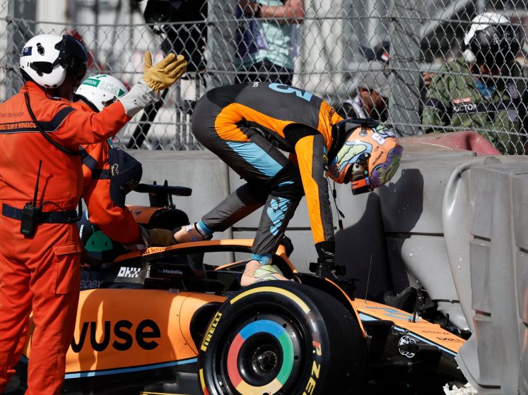 Stevige crash Daniel Ricciardo in vrije training