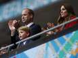 Kleine prins George gepest door voetbalfans: “William en Kate willen hem voorlopig uit de spotlights houden” 