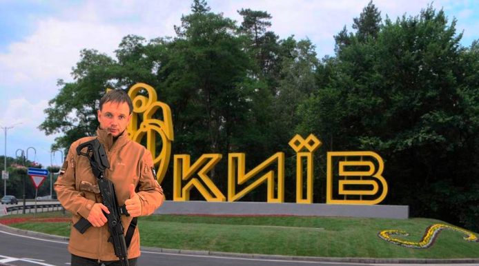"vista frontale"leggendo questa foto in cui Strimsov si è fotografato alla periferia della capitale ucraina, Kiev.