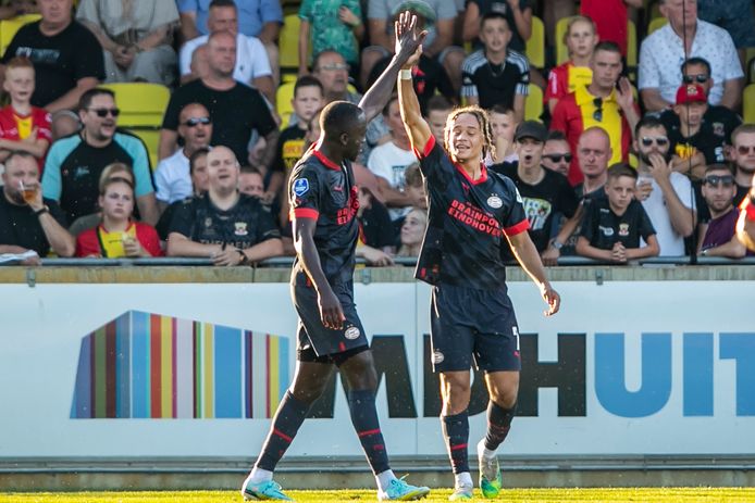 Jordan Teze en Xavi Simons vieren een van de goals van de middenvelder.