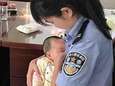 Politieagente geeft borstvoeding aan baby van verdachte