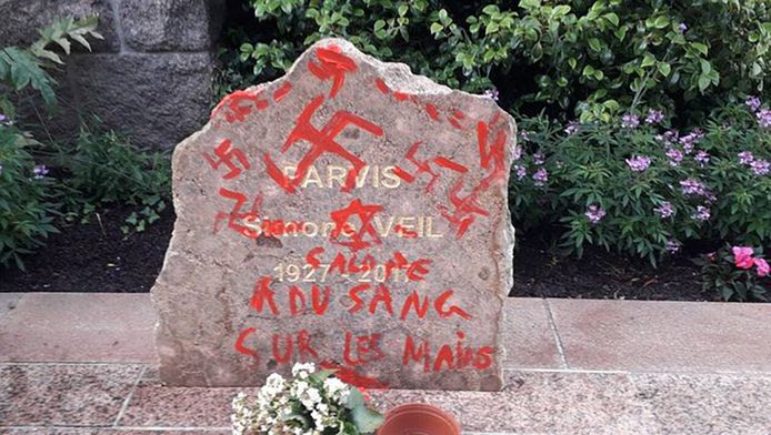 Gedenksteen van Simone Veil in het Franse Perros-Guirec is besmeurd met verf. Onbekenden schilderden hakenkruizen op de steen.