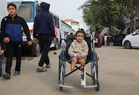 Eman Al-Kholi verloor haar been na een Israëlische aanval waarbij haar ouders omkwamen in Rafah, Zuid-Gaza.