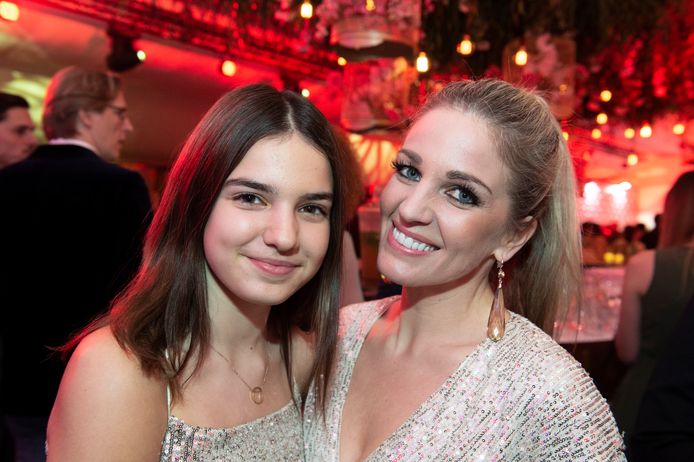 Eveline Hoste zag er onlangs op de Story Showbizz Awards verrassend slanker uit. Hier poseert ze met haar dochter Helene Victoire.